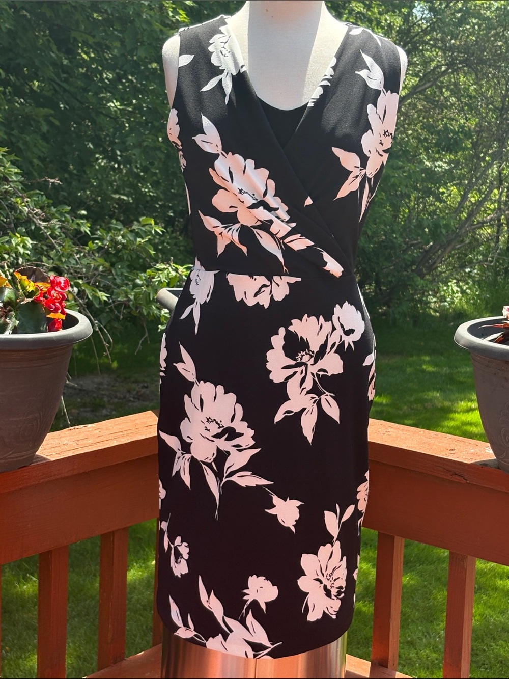 White House, black market, black and white dress